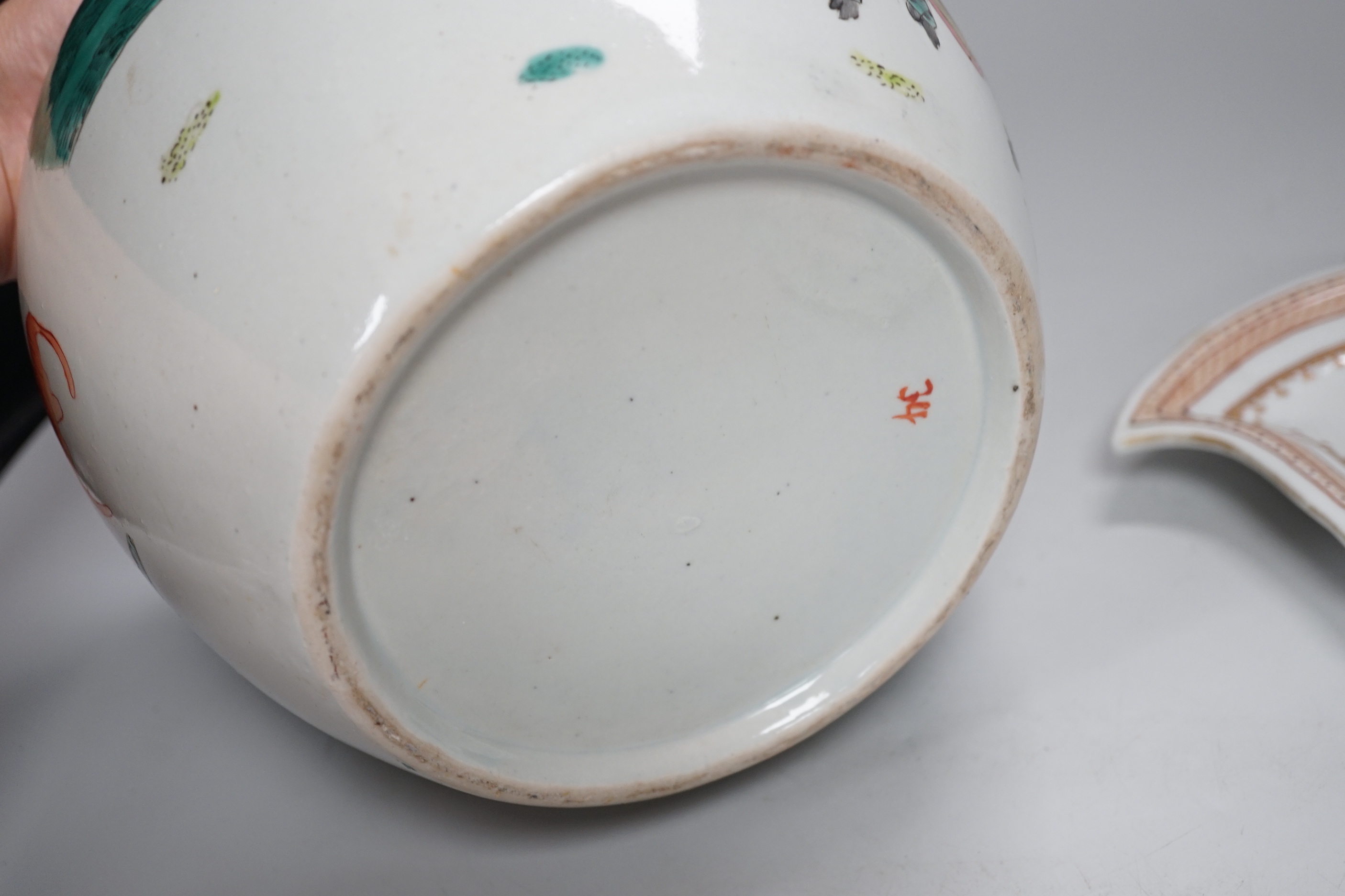 A Chinese lidded pot and 3 Chinese armorial leaf dishes, the largest 23cm high
